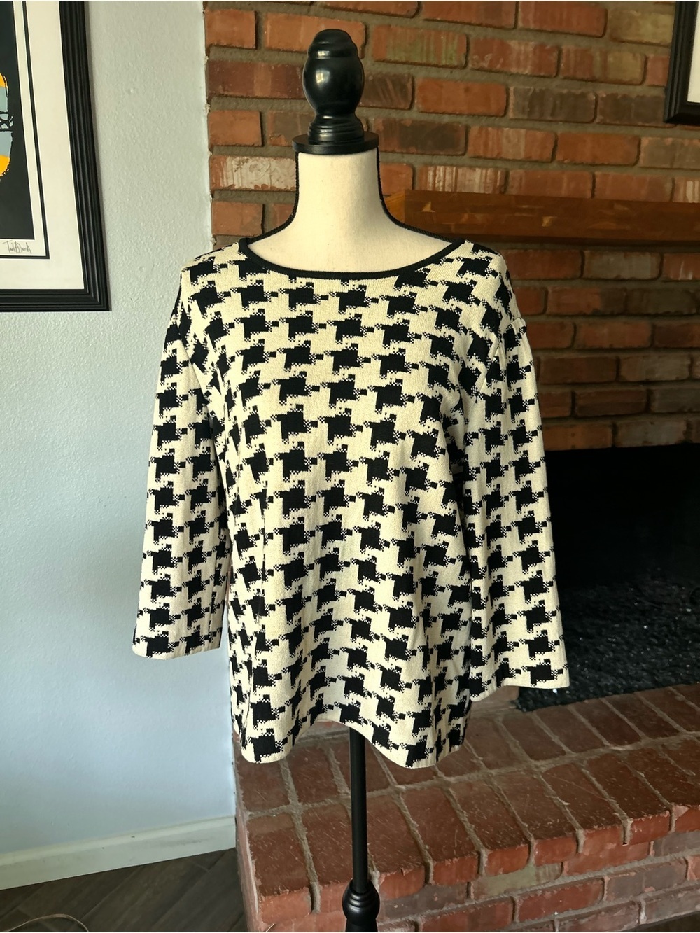 St. John Houndstooth Long Sleeve Knit Sweater in Black & White Sz L